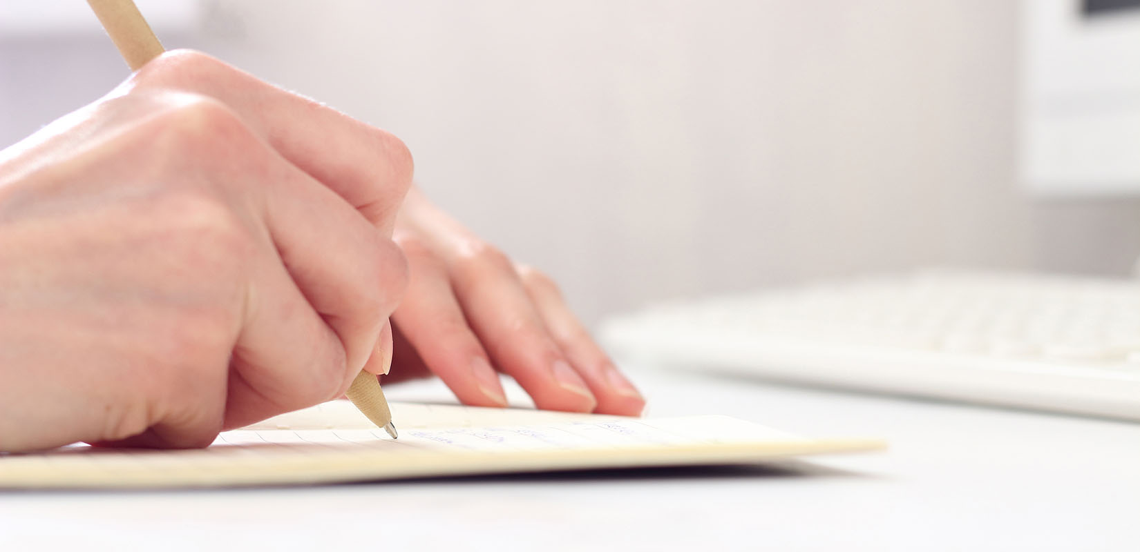 Рука с ручкой. Write day. Девушка с блокнотом в руках. Девушка с блокнотом и ручкой. Поэт пишет.